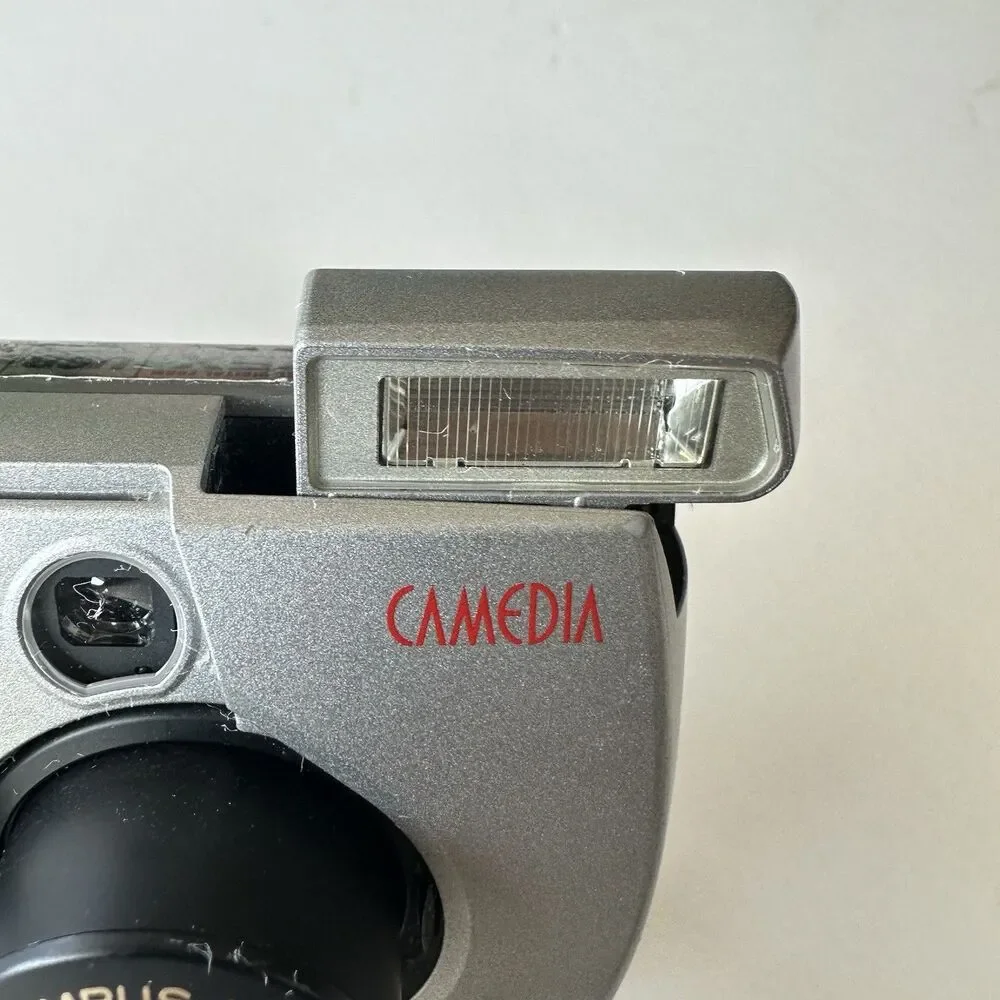 Olympus Camedia D-520 Zoom Digital Camera 2.0 MP Tested Works No Cords/MediaCard